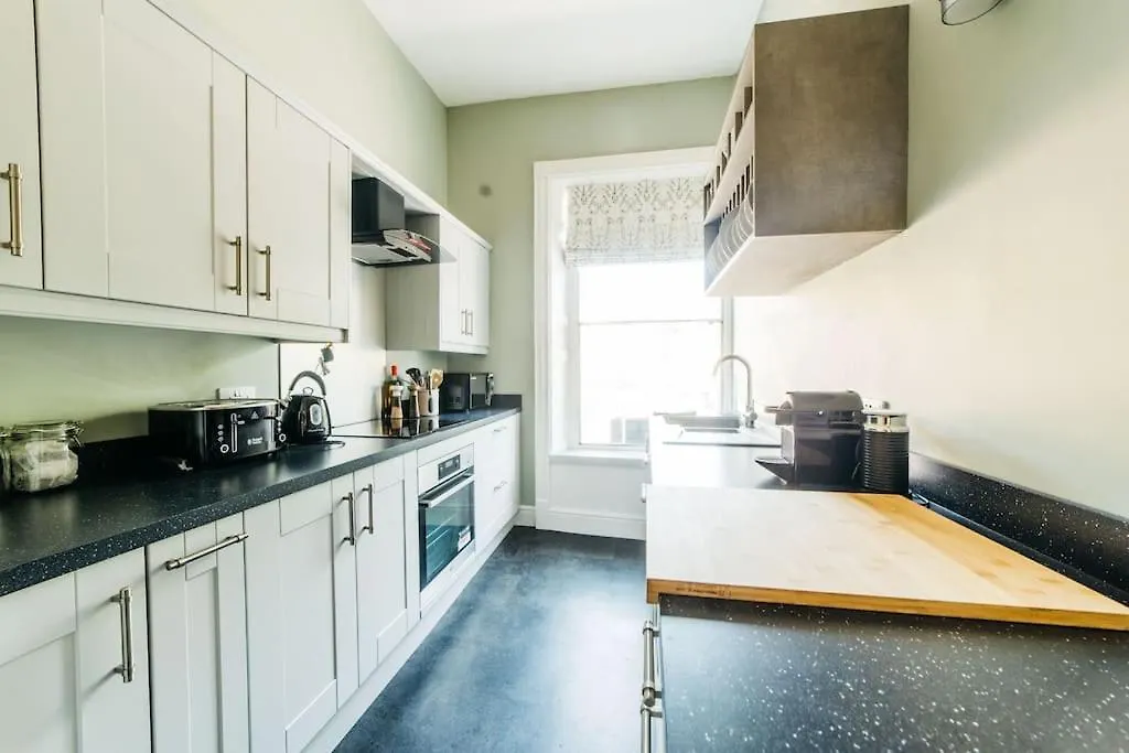 Luxury, Central, Sun-Filled 3 Bed Haven In Bath 0*,