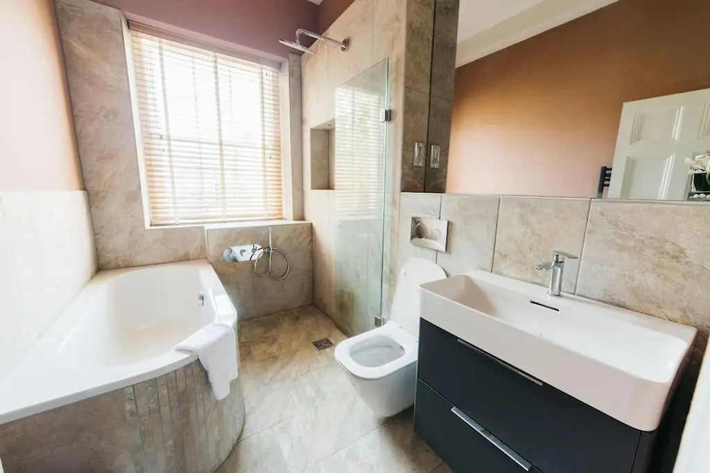 Luxury, Central, Sun-Filled 3 Bed Haven In Bath 0*,