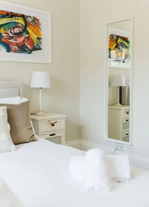 Luxury, Central, Sun-Filled 3 Bed Haven In Bath Apartment