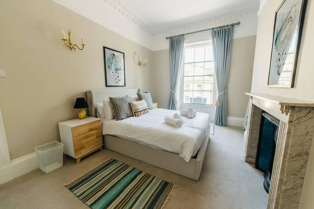 Luxury, Central, Sun-Filled 3 Bed Haven In Bath Apartment